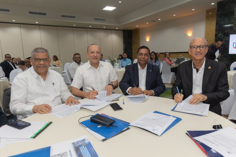 Liga Municipal y FEDOMU  firman acuerdo para el fortalecimiento institucional del Ayuntamiento de Santiago
