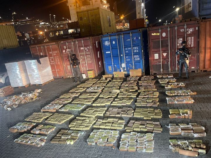 EN PUERTO CAUCEDO AUTORIDADES ASEGURAN CONTENEDOR CON 1, 061  PAQUETES DE MARIHUANA
