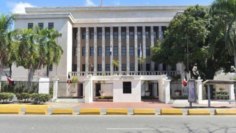 Minerd desvinculó y suspendió a 32 profesores por «acoso sexual»