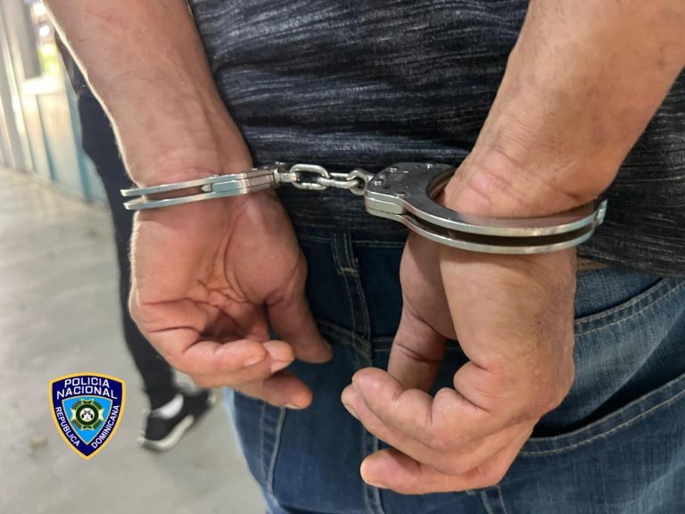 Policía  apresa uno de tres desaprensivos por robo de más de medio millón entre pesos y dólares
