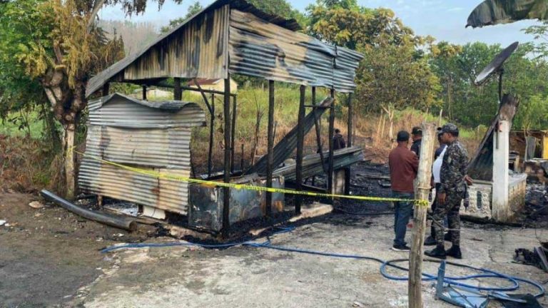 Mueren calcinados dos niños mientras dormían solos en su casa