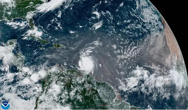 Beryl continúa su ruta hacia el oriente del Caribe
