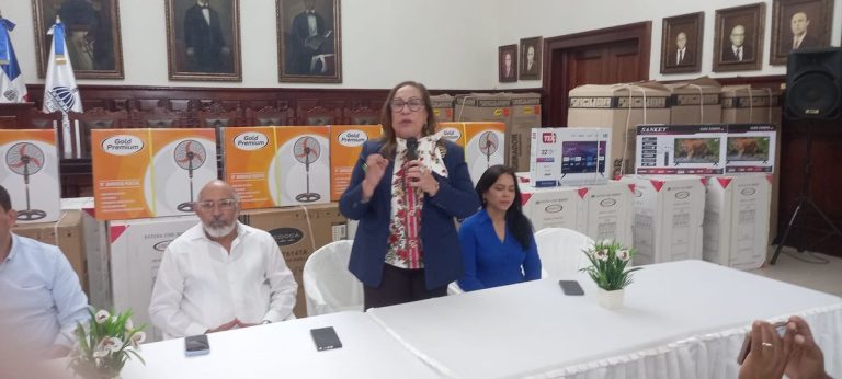 Gobernación de Santiago celebra día de los  padres a periodistas