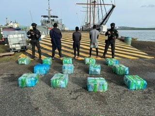 Dos dominicanos y un colombiano arrestados durante la incautación de 316 paquetes de droga