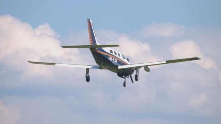 Mueren cinco miembros de una familia al accidentarse  avioneta