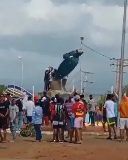 Destruyen estatua del fallecido gobernante venezolano Hugo Chávez