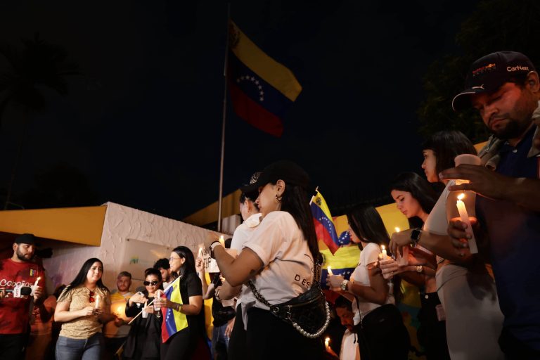 Venezolanos en RD realizan vigilia frente a su consulado