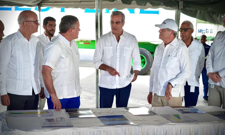 Abinader inaugura muelle auxiliar y deja iniciados proyectos energéticos en Manzanillo, Montecristi