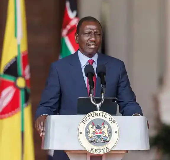 Presidente de Kenia destituye a casi todos sus ministros