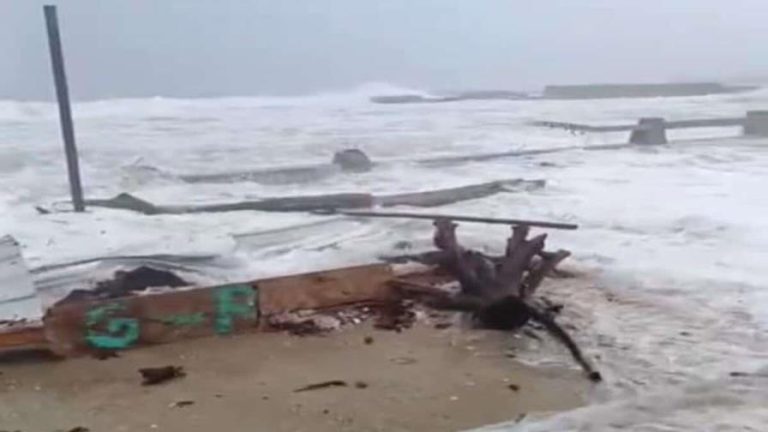 Fuertes oleajes en malecón de San Pedro de Macorís