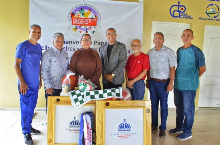 Gobernadora Rosa Santos encabeza acto de entrega cancha y útiles deportivos al Club de los periodistas