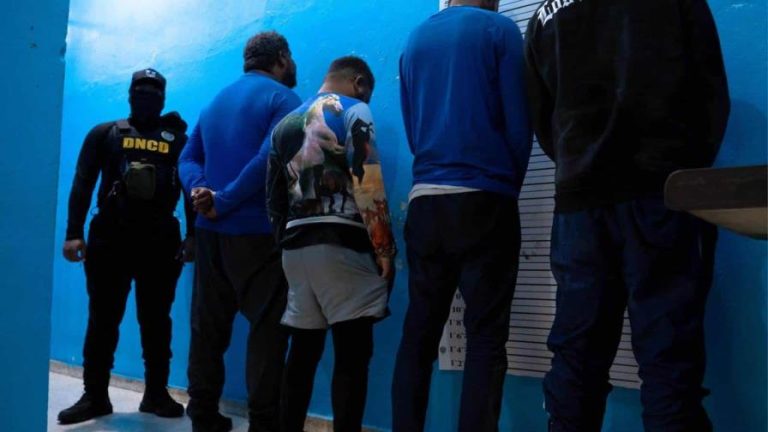 Apresan cuatro y le ocupan una tonelada de cocaina