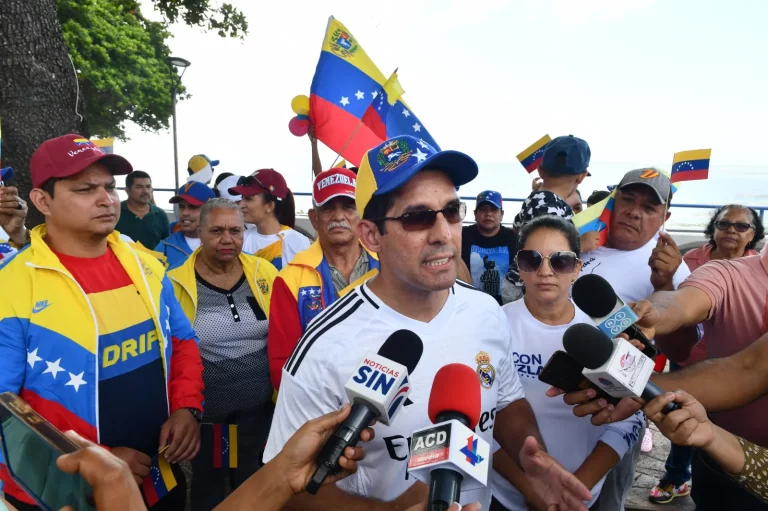 Venezolanos en  Santo Domingo marchan contra Maduro