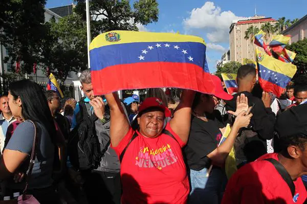 Chavistas marchan en Caracas en respaldo al resultado oficial
