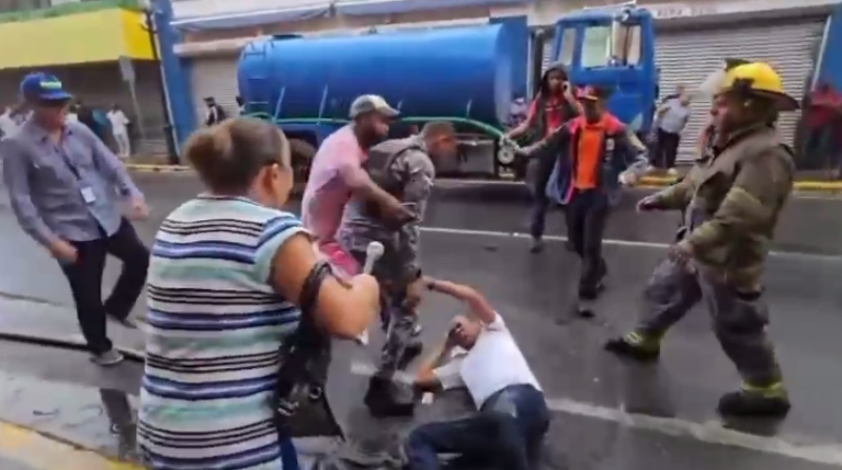 Arrestan cabo de la policía que habría agredido a reportero gráfico