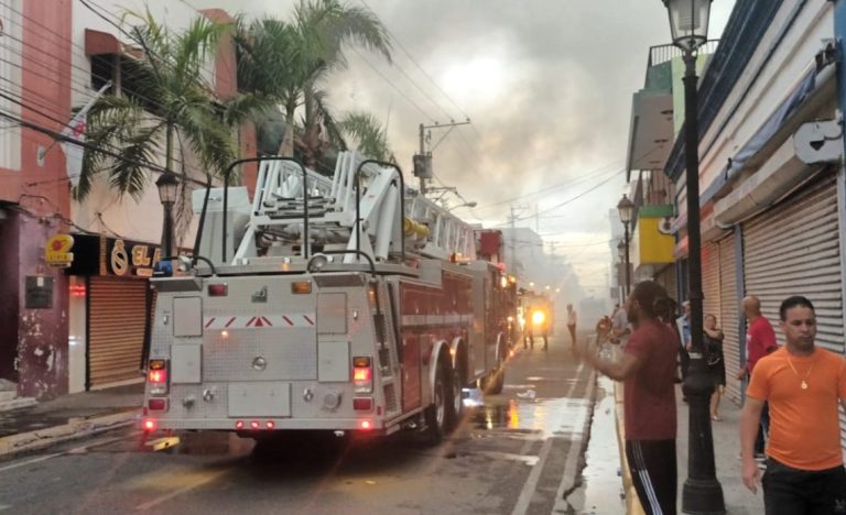 Fuerte incendio en el mercado Modelo de Santiago