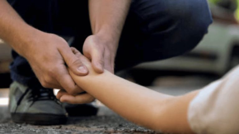 Adolescente de 13 años muere tras caerle encima una pared