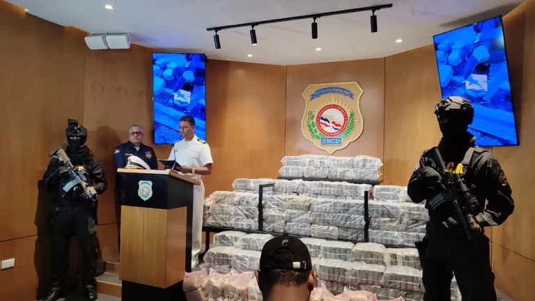 Interceptan otra lancha con 625 paquetes y tres hombres a bordo