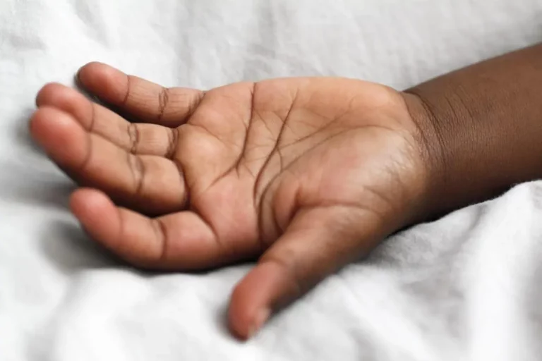 Hombre golpea a hijastra de 9 años y le tumba su dentadura