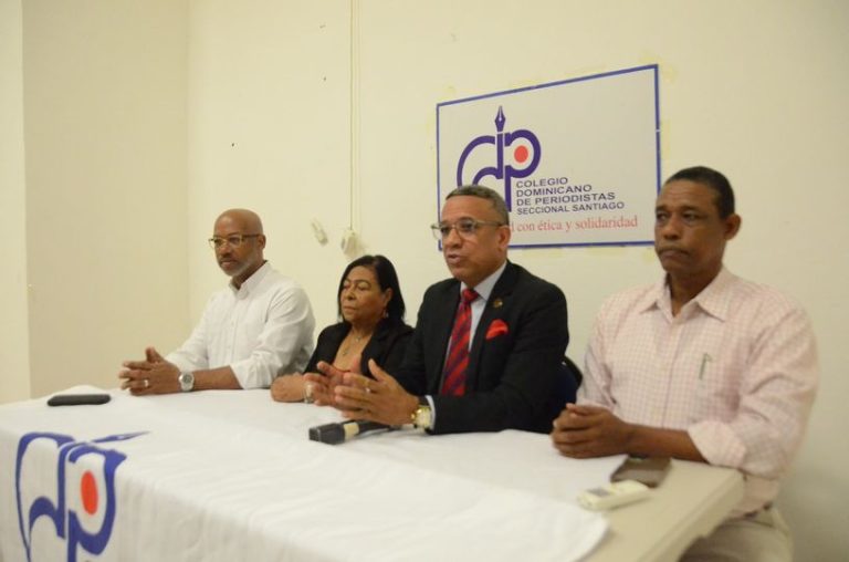 Gremios de la comunicación deploran actitud de la policía en Santiago
