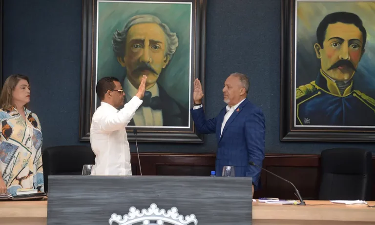 Juramentan a Joel Martínez como alcalde interino en La Vega