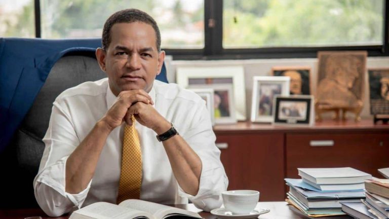 Abinader designa a Julio César Valentín, nuevo titular de la Superintendencia de Seguros