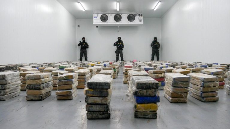 Ocupan mil 585 paquetes de cocaina