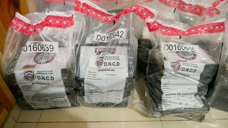 Autoridades incautan 75 paquetes de cocaina