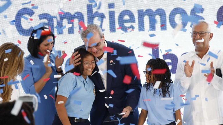 Pte Abinader deja inaugurado el año escolar