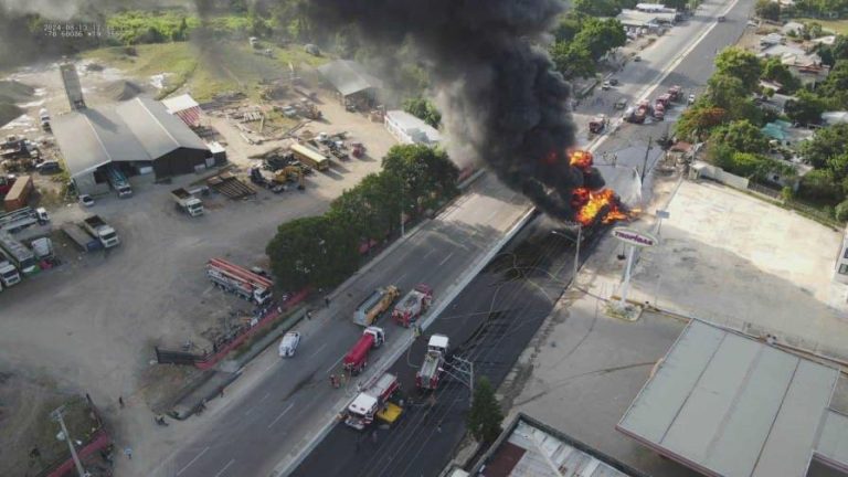 Dos personas resultaron lesionadas por incendio en camión tanquero