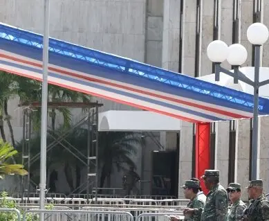 Avanza montaje escenario para juramentación de  Abinader y Raquel Peña