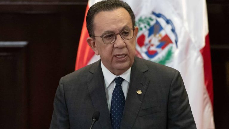 Pte Abinader ratifica a Valdez Albizu y a Alejandro Fernández W.