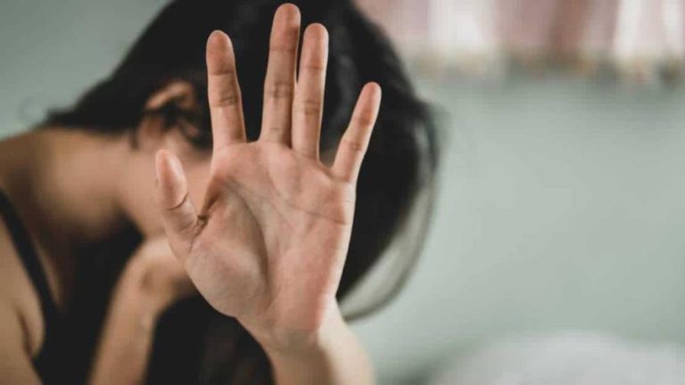Madre arranca parte del cuero cabelludo con un cuchillo a su hija de nueve años