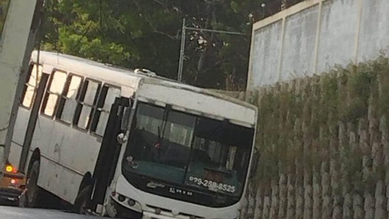 Se hunde tramo de una calle  mientras circulaba un autobús