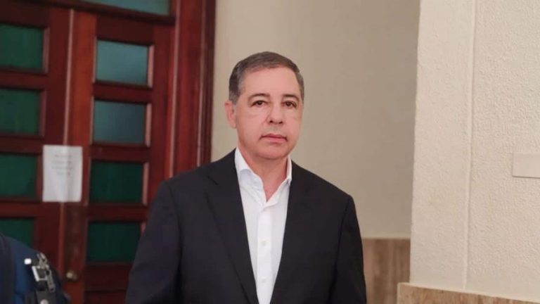 Retira impedimento de salida del país a exministro Donald Guerrero