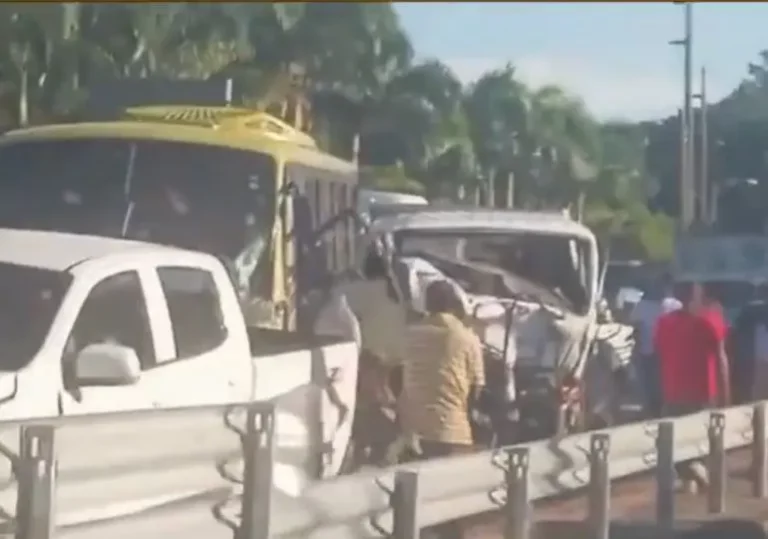 Decenas de heridos en accidente múltiple en autopista 6 de Noviembre