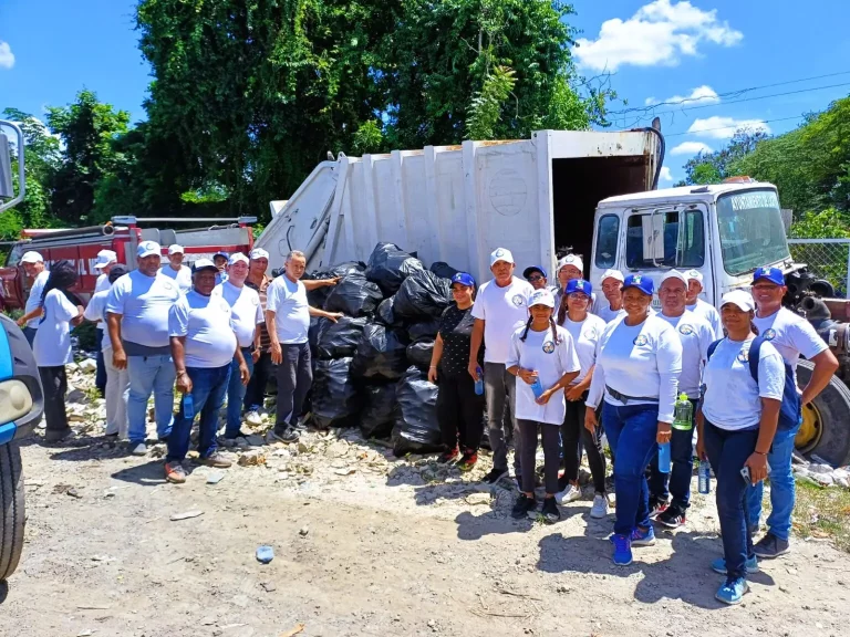 Realizan operativo de recogida de plásticos
