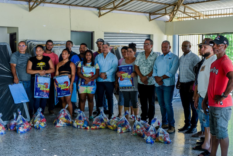 Alcalde Ulises Rodríguez brinda apoyo a las familias afectadas por incendio en el Barrio Los Santos