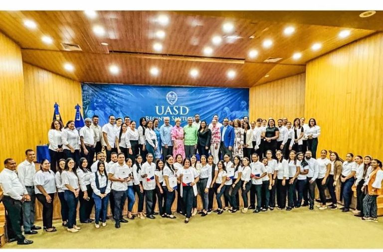 Entrega becas de posgrado en la Uasd Recinto Santiago