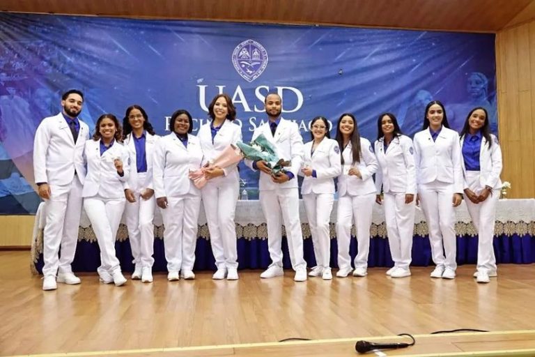 UASD Recinto Santiago  colocan plaquitas a la XXVII Promoción de Médicos Internos