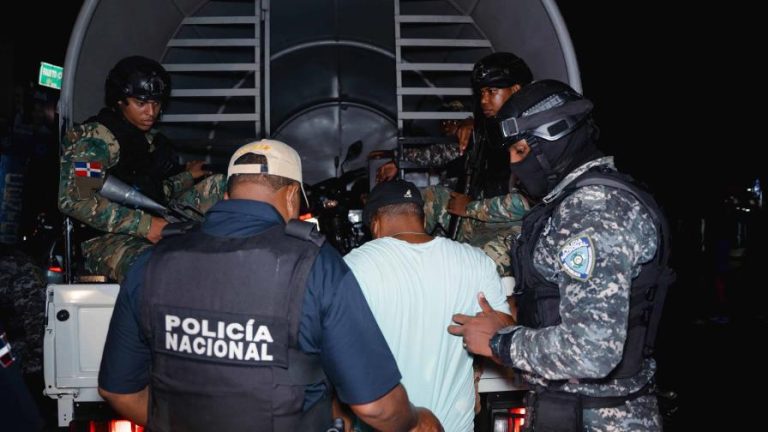 Cierran negocios nocturnos y arrestan a decenas de personas