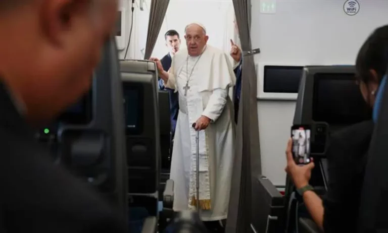 El papa Francisco pide diálogo en Venezuela y asegura que «las dictaduras siempre acaban mal»
