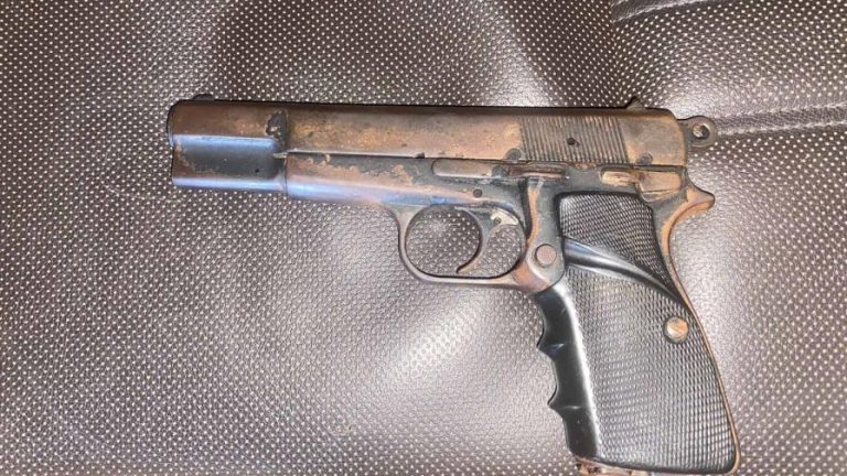 Agentes policiales  mantan hombre acusado de varios delitos