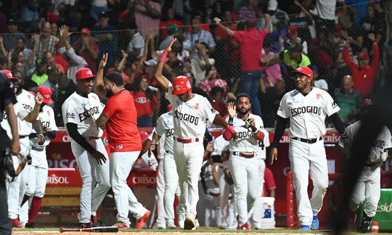 Al iniciar el beisbol invernal, Escogido, Águilas y Estrellas comienzan  el torneo con sendas victorias