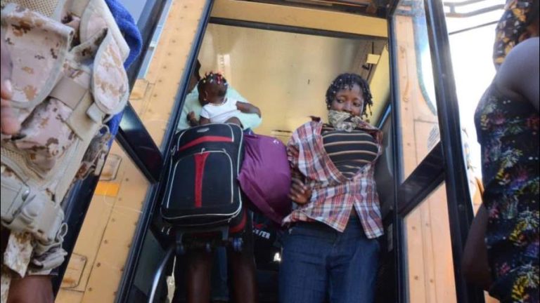 En Dajabón le «trancan» el juego a los haitianos deportados
