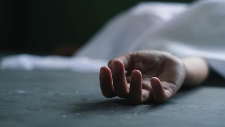 Hombre mata su mujer de varias puñaladas