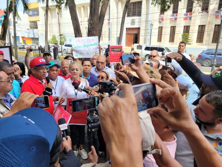 Periodistas y trabajadores de la prensa protestan en Santiago contra los atropellos policiales