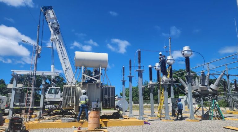 EDENORTE instala transformador de mayor potencia para eficientizar servicio eléctrico en Sosúa