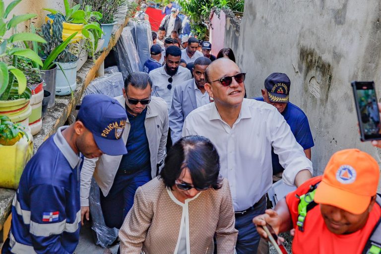 Alcaldía de Santiago y Gobierno Central auxilian a familias afectadas por incendio