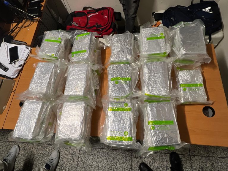 Apresan albanés intentó viajar con 40 paquetes de cocaína